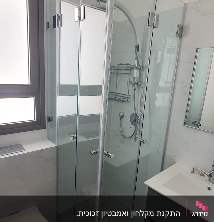 מקלחון זכוכית עם דלתות ומדף מתכת בפנים